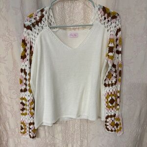 Pink Lily Woman’s V-Neck  Long Crochet Floral Sleeve Cropped Sweater  Cream  L